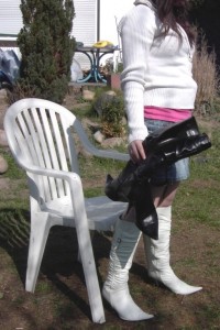 Anke01 099a.jpg (157.58 KiB) 15577 mal betrachtet Ohne noch ihren alten Stiefeln groß nachzutrauern, machte sie sich auf den Weg zur Mülltonne!