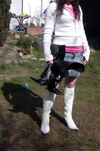 Anke01 101.jpg (169.52 KiB) 15741 mal betrachtet Noch vor wenigen Minuten zierten diese schwarzen Stiefel die Füße eines hübschen Mädels und nun waren sie nur noch störender wertloser Abfall!