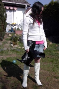 Anke01 103.jpg (192.26 KiB) 15741 mal betrachtet Das Schicksal der schwarzen Stiefel war besiegelt: Ausrangiert und im festen Griff ihrer ehemaligen Trägerin, traten sie nun den Weg zur Restmülltonne an!