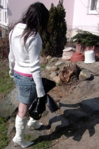 Anke01 105.jpg (177.17 KiB) 15741 mal betrachtet Mit jedem Schritt kamen die ausrangierten schwarzen Stiefel der Mülltonne näher.