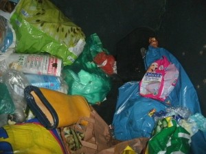 Witzigerweise lagen auch noch Gummistiefel in der gleichen Größe daneben im Dreck. Ob die UGGs vielleicht sogar mit in die Wohnung zur Anprobe mitgenommen wurden und dann mit den ebenfalls ausrangierten Gummistiefel gleichzeitig in den Müll (zurück) kamen?!