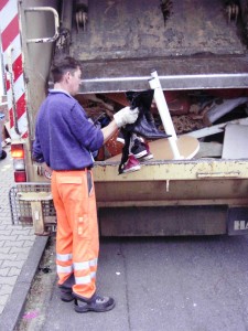 Müll1011 001.jpg (289.43 KiB) 15482 mal betrachtet Die beiden Chucksstiefel, die edlen Lederstiefel und jetzt auch der BH gehörten nun nicht mehr der jungen Frau, sondern der Müllabfuhr. Damit war deren Schicksal besiegelt und der Wille der jungen Frau wurde erfüllt: Vernichten und entsorgen!