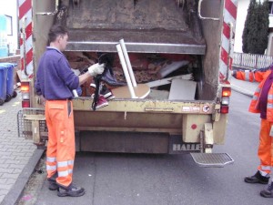 Müll1011 002.jpg (121.2 KiB) 14169 mal betrachtet Schnell ins Müllauto mit den ausrangierten Frauensachen, denn der Kollege wartete schon mit der Hand auf dem Pressknopf.
