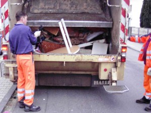 Müll1011 003.jpg (107.35 KiB) 14169 mal betrachtet Mit routiniertem Schwung warf der Müllwerker alles in die Müllschüttung.