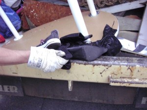 Müll1011 004.jpg (96 KiB) 14529 mal betrachtet Das eine Tischbein fing den Schwung ab und die Sachen der Frau verhedderten sich am Rand der Müllschüttung. Geistesgegenwärtig hielt der Müllwerker den Abfall fest, damit sie nicht auf die Straße plumpsen konnten.