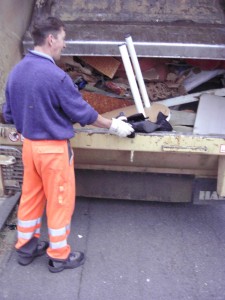 Müll1011 005.jpg (265.03 KiB) 14529 mal betrachtet Noch sah die junge Frau zu, wie ihre alten Lieblinge ihrem Ende zugeführt wurden. Als sie bemerkte, dass ihre Sachen "so Schwierigkeiten" machten, meinte der Müllwerker, dass sie keine Chance hätten.