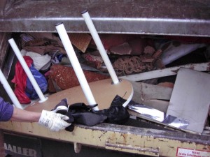 Müll1011 006.jpg (107.06 KiB) 14529 mal betrachtet Die Frau war zufrieden, dass "ihr" Orangener Engel alles fest im Griff hatte.