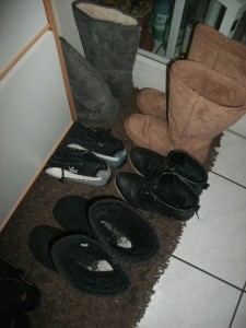 Müll1114 295.jpg (183.31 KiB) 7799 mal betrachtet Ein geiler Blick ins Innere der einen total ausgelatschten UGGs aus dem Anhänger. Die hinteren grauen und hellbraunen Paare dürften nach dieser Wintersaison dann auch "fällig" sein!