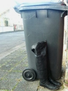 Da unsere Mülltonne schon voll am Straßenrand zur Abfuhr bereit stand, konnte Martina ihre ausrangierten Stiefel nicht einfach auch noch zum übrigen Dreck stopfen und so stellte sie ihre &quot;Todeskandidaten&quot; neben die Mülltonne.