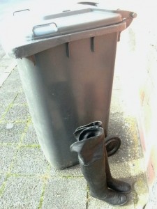 Müll1114 300.jpg (133.08 KiB) 7395 mal betrachtet Von Anfang an habe ich die "Chance", dass sich ein Orangener Engel erbarmt und die vorschriftswidrig abgestellten Stiefel mit zum Müllauto per Hand mitnimmt als gering betrachtet. Eine Stunde später war unsere Mülltonne geleert und die Stiefel wurden sogar von der Müllabfuhr "verschmäht". Ich habe die dann in deren Kellerraum zurückgestellt wo sie immer noch stehen. Grins!