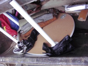 Müll1011 007.jpg (96.65 KiB) 14169 mal betrachtet Endlich brachen die störenden Tischbeine der Reihe nach ab und der ganze Abfall konnte nun ungehemmt in die Müllschüttung rutschen.