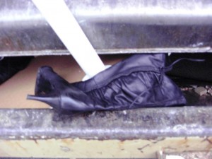 Müll1011 008.jpg (74.65 KiB) 15374 mal betrachtet Für den einen Stiefel, der sich am Tischbeinrohr verheddert hatte, sah es richtig übel aus, als das Pressschild sich näherte.