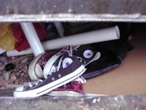 Müll1011 009.jpg (82.75 KiB) 15374 mal betrachtet Die Chucks lagen tief in der Müllschüttung.