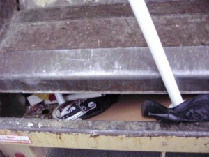 Müll1011 010.jpg (88 KiB) 15374 mal betrachtet Gleich würde es für die alten Lieblinge der jungen Frau zappenduster werden.