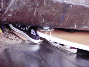 Müll1011 016.jpg (94.25 KiB) 14421 mal betrachtet Der rote Chuck war schon platt und der schwarze wurde gerade vom Pressschild "hart angefasst".