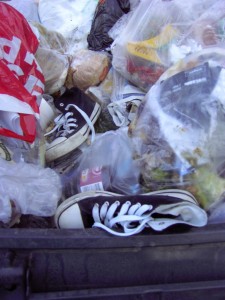 Müllkippe02 071.jpg (291.84 KiB) 9911 mal betrachtet Das ist die Hinterseite des Müllcontainers. Normalerweise hätte ich die Chucks gar nicht mehr gesehen!