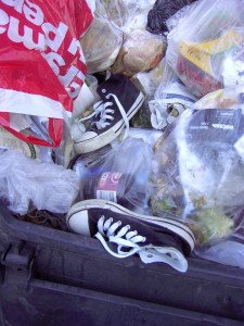 Müllkippe02 074.jpg (274.45 KiB) 9910 mal betrachtet Die mussten wohl noch unbedingt mit dieser Müllabfuhr mit.