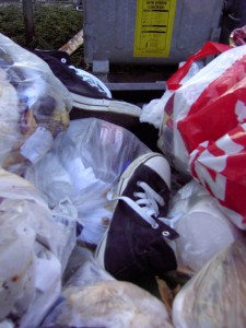 Müllkippe02 075.jpg (261.81 KiB) 9911 mal betrachtet Von vorne nach hinten fotografiert.