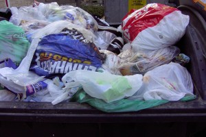Müllkippe02 076.jpg (813 KiB) 10400 mal betrachtet Ein auf den allerersten Blick ganz "normaler" voller Restmüllcontainer. Genau genommen auch auf den letzten Blick, denn diese Chucks sind echt "Restmüll". Allerdings aus fetischistischer Sicht ... Grins!