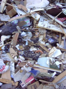 Müll1011 181.jpg (314.3 KiB) 10280 mal betrachtet Im vorderen Bereich war das Gerümpel anscheinend schonmal platt gewalzt worden.