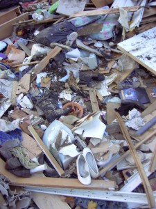 Müll1011 182.jpg (310.27 KiB) 9891 mal betrachtet Auf der Müllkippe fand ich auch nagelneue ungetragene weiße Ballerinas in Gr. 39! Bis auf Splittern in den Schuhen und einigen Eindrücken und Kratzern während der Müllabfuhr, blieben sie tragbar!