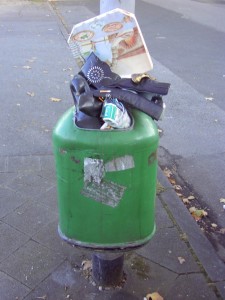 Müll1011 185.jpg (284.7 KiB) 9289 mal betrachtet Die Trägerin kannte keine Gnade! Hauptsache weg mit den müffelnden Stiefeletten.