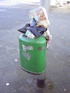 Müll1011 189.jpg (755.2 KiB) 9541 mal betrachtet Herzlos: Nicht einmal ein pietätvolles Ende wurde den schönen Stiefeletten bereitet. Auf dem Land oder im Vorort wären sie wenigstens in einem sorgsam verknoteten Müllbeutel gelandet und dann in eine verschlosse Restmülltonne. Doch hier müssen sie auf offener Straße sterben.