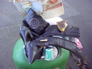 Müll1011 191.jpg (128.93 KiB) 10056 mal betrachtet Zigarettenkippen, Bananenschalen und ein Pizzakarton wurden ohne weitere Beachtung der geilen Stiefeletten draufgeworfen.