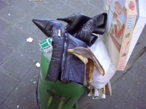 Müll1011 192.jpg (112.27 KiB) 10056 mal betrachtet Auf dem Land würden diese geilen Stiefeletten noch Beachtung finden, doch in der Stadt dreht sich niemand mehr nach denen um!