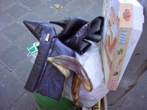 Müll1011 193.jpg (115.27 KiB) 9319 mal betrachtet Normaler alltäglicher Großstadtmüll.