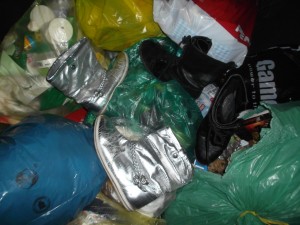 Müll0215 118.jpg (550.35 KiB) 9590 mal betrachtet In einem Müllcontainer, in welchem ich schon öfters geile Funde machen konnte und die auch hier gepostet habe, sah ich diese süßen Girlystiefelchen.