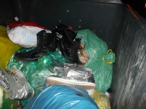 Müll0215 119.jpg (562.18 KiB) 9590 mal betrachtet Was für ein Glanz in diesem dreckigen Müllcontainer. Grins!