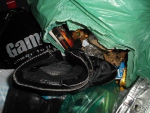 Müll0215 120.jpg (554.96 KiB) 9590 mal betrachtet Süße Mädelsfüße haben in diesen Stiefelchen "gewirkt".