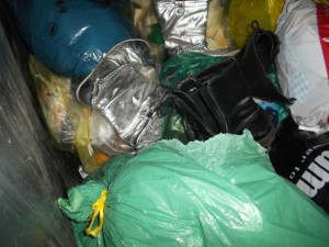 Müll0215 121.jpg (580.2 KiB) 9594 mal betrachtet Ich überwand mich und ließ die süßen Stiefelchen im Müllcontainer weil ich wusste, dass ich am nächsten Tag sie wieder "besuchen" konnte.