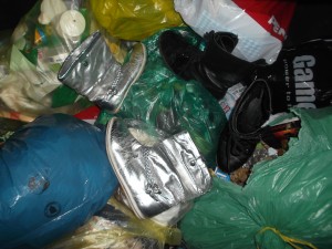 Müll0215 122.jpg (5.59 MiB) 9594 mal betrachtet Ich war gespannt, ob jemand so erbarmungslos sein würde, die süßen Girlystiefelchen "einzumüllen".