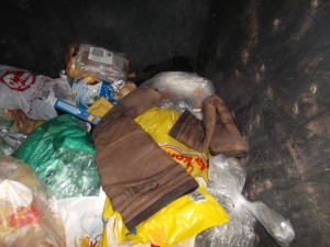 Müll0215 123.jpg (542.06 KiB) 10048 mal betrachtet Oft getragene und innen herrlich duftende Stiefel tief unten im Müllcontainer gefunden.