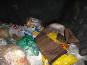 Müll0215 124.jpg (507.56 KiB) 10048 mal betrachtet Noch seehr viel Platz für "frischen" Müll!