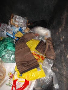 Müll0215 126.jpg (591.15 KiB) 9594 mal betrachtet Mit etwas Mühe holte ich die Stiefel gleich raus. Später hat sich Tamara diese Stiefel "gekrallt", denn sie meinte, bis zum nahen Saisonende, könnten sie noch von ihr getragen werden.