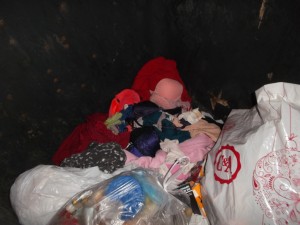 Müll0215 127.jpg (482.07 KiB) 10048 mal betrachtet In einem benachbarten Müllcontainer blickte ich auf eine ganze "Landschaft" auf geiler Mädelswäsche, die auf dem siffigen Tonnenboden lag.
