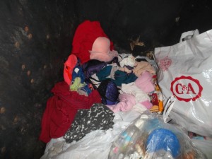 Müll0215 129.jpg (501.75 KiB) 10048 mal betrachtet Glücklicherweise war es schon spät am Abend und ich konnte ungestört die vielen geilen Sachen retten - eine halbe Stunde Arbeit mit steigender Erregung über den geilen Fund, der fast einen großen blauen Müllsack füllte. Obwohl die Wäsche schon ziemlich nach Müll roch, erbarmten sich "meine" Mädels und die Sachen kamen in die Waschmaschine und wider Erwarten dürfen sie nun den Körper von Laura "dienen". Eine sehr geile Vorstellung!
