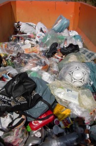 Luzifer01 046.jpg (312.59 KiB) 10514 mal betrachtet Lieblos wieder hinein geschmissen, lagen die "Shox" nun wieder im Müllcontainer.