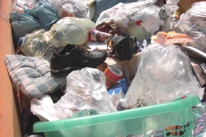 Luzifer01 049.jpg (303.54 KiB) 10309 mal betrachtet Die heiße Sommersonne schien auf die "Shox" und der Müll fing an sich zu zersetzen mit einem erbärmlichen Gestank.