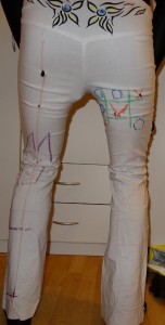 weiße Hose angezogen hinten