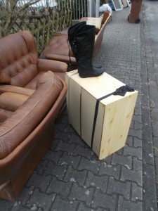 Müll0315 005.jpg (506.72 KiB) 6669 mal betrachtet Die Rückwand beulte sich nach außen so vollgestopft mit ausrangierten Schuhen und Stiefeln war dieser Schuhschrank!