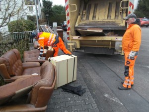 Müll0315 007.jpg (499.79 KiB) 6936 mal betrachtet Während der eine Orangene Engel schon bei der Arbeit ist, hat der andere entgeistert das eine Stiefelpaar vom Schuhschrank "runtergewischt" und erkannt, dass der Schrank vollgestopft wurde.