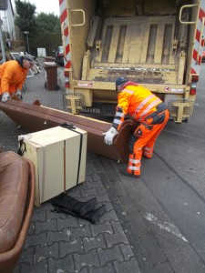 Müll0315 008.jpg (442.62 KiB) 6936 mal betrachtet Also erst mal die großen Teile einladen.