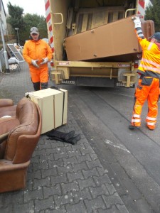 Müll0315 009.jpg (443.44 KiB) 6936 mal betrachtet Oha, der eine Orangene Engel schien sich nun den Schuhschrank schnappen zu wollen?!