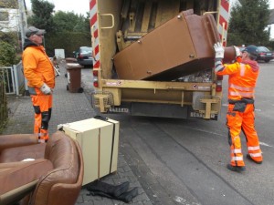 Müll0315 010.jpg (419.24 KiB) 6936 mal betrachtet Doch wohl besser nachher gemeinsam einladen, sonst fällt vielleicht noch der "ganze Scheiß" auf die Straße, wenn das alte Ding nicht mehr zusammenhält.