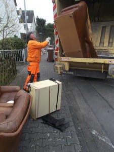 Müll0315 011.jpg (563.45 KiB) 6936 mal betrachtet Also wenn selbst solch ein XXL-Sofa vom Pressmüllauto gefressen werden kann ...!