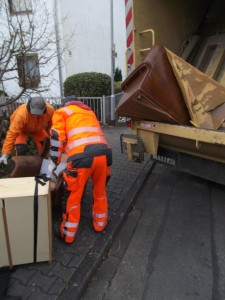 Müll0315 012.jpg (538.22 KiB) 6936 mal betrachtet Die Couch im "Todeskampf" und gleich den Sessel noch dazu.